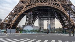 The Eiffel Tower’s operator assures tourists that they can get a refund for their e-tickets.